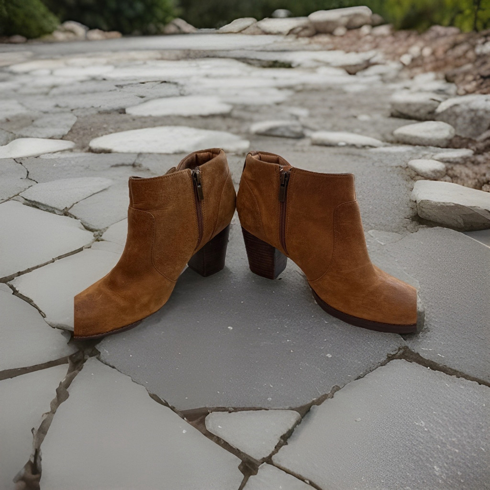 Clarks Women's Brown Leather Upper Boot Size 10, Rubber Sole, 3in Heel, Comfort - Picture 4 of 6